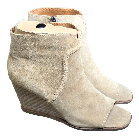 Lucky Brand Lureli Sandal Peep Toe Wedge Tan NEW 8.5 US - Picture 1 of 7